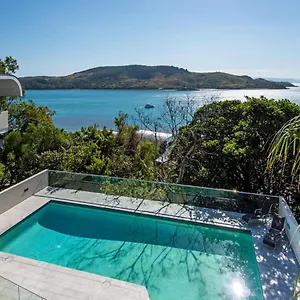 Holiday home Waves 3 Luxury 3 Bedroom Endless Ocean Views Central Location + Buggy, Hamilton Island